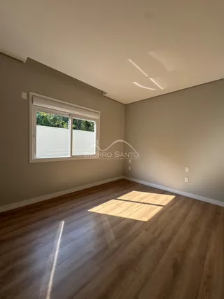 Foto de um ambiente interno com piso de madeira e janela.