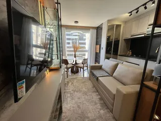 Sala de estar com móveis e decoração moderna em um imóvel.