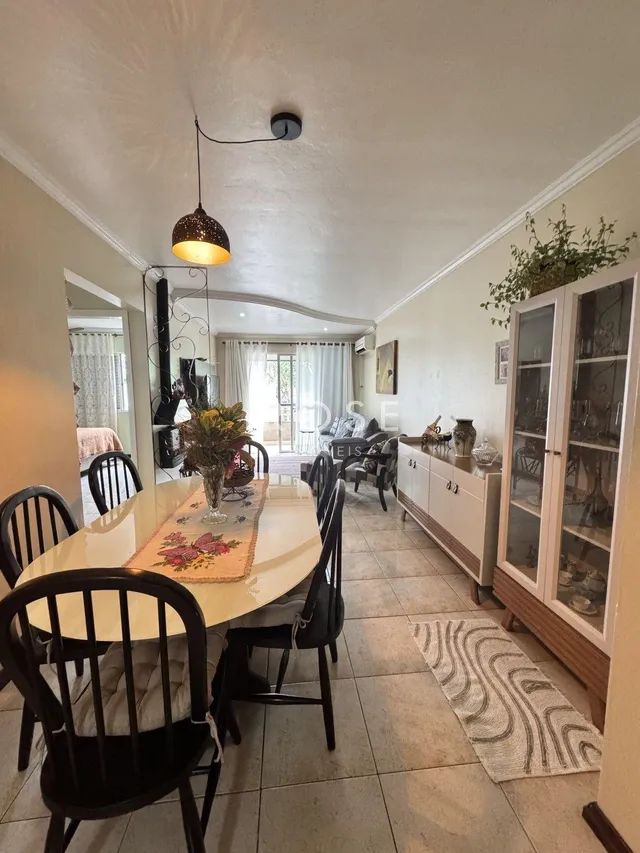 Uma foto de uma sala de jantar com mesa oval e cadeiras em um imóvel no Brasil.