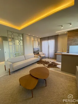 Sala de estar ampla com sofá branco e piso claro.