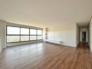 Sala de estar com grande janela de vista para a cidade.
