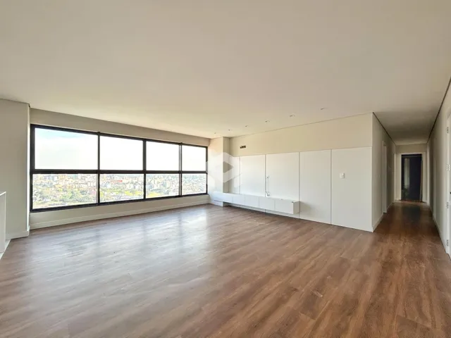 Sala de estar com grande janela de vista para a cidade.