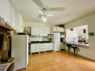 Foto de uma cozinha aberta com piso de cerâmica clara.