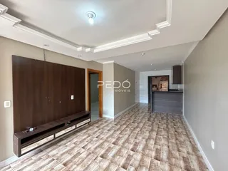 Ambiente interno de uma sala com piso de cerâmica e painel de madeira.
