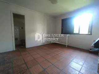 Vista interna de um corredor com piso de cerâmica.