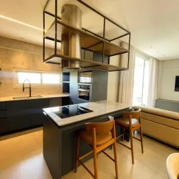 Foto de uma cozinha moderna com armários de aço inoxidável.