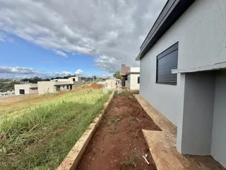 Vista externa de uma residência em Lajeado, Brasil, com área de terra em primeiro plano.