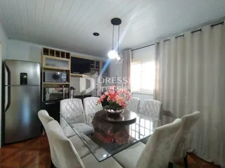 Sala de estar com sofá e móveis de madeira.
