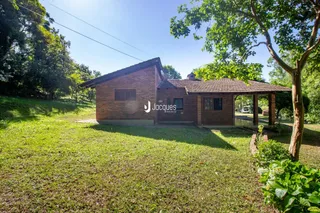 Fachada de casa em Lajeado com jardim gramado.