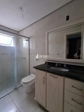 Foto de um banheiro com revestimento cerâmico e vaso sanitário.