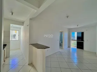 Hall de entrada com piso de cerâmica branca e paredes brancas.