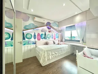 Quarto com decoração de mural de céu e árvores.