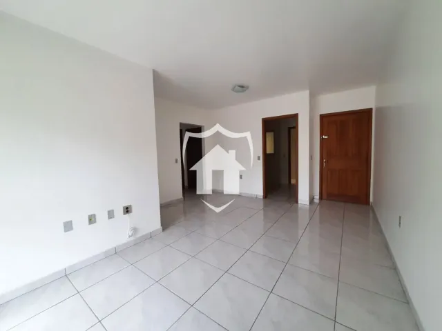 Hall de entrada de uma residência com piso de cerâmica em Lajeado.