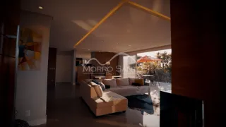 Sala de estar iluminada com sofá e ambiente moderno.