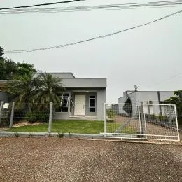 Fachada externa de uma residência em Lajeado, Brasil, com paisagismo frontal.