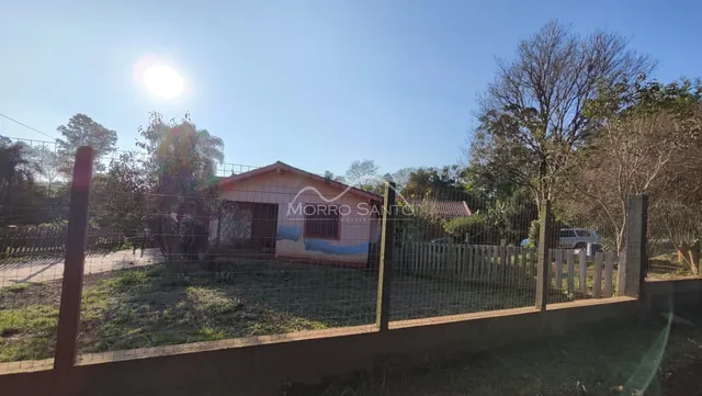 Foto da fachada de uma casa em Lajeado, Brasil, cercada por uma cerca de arame.