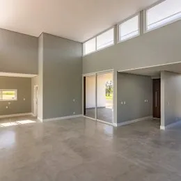 Foto de uma sala ampla com pé direito alto.