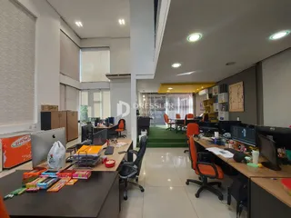 Foto de um escritório moderno com mesas de trabalho e armários.