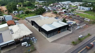 Vista aérea de um complexo de edifícios comerciais em Lajeado.