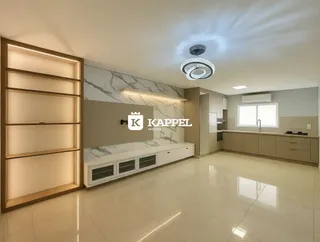 Cozinha moderna com armários e bancadas em mármore branco.