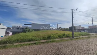 Vista externa de uma propriedade com área gramada em primeiro plano.