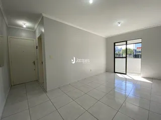Imagem de um ambiente interno com piso de cerâmica clara e paredes brancas.