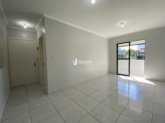 Imagem de um ambiente interno com piso de cerâmica clara e paredes brancas.