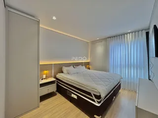 Quarto com cama de casal e paredes brancas em um imóvel.
