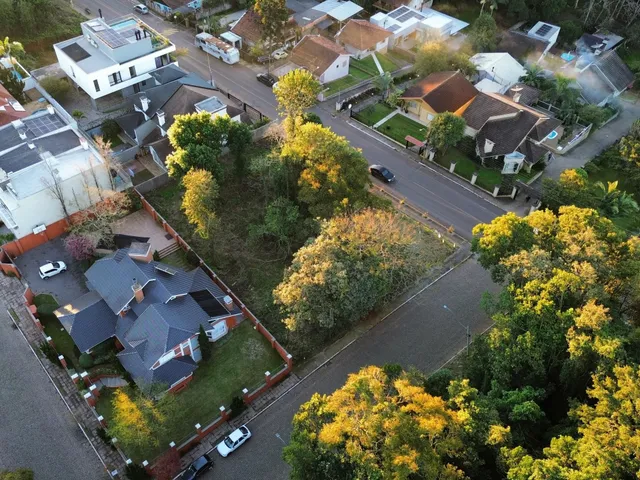 Vista aérea de uma área residencial em Lajeado, Brasil, mostrando várias casas e vegetação.