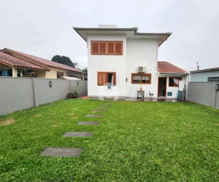 Fachada de uma residência em Lajeado, Brasil, com gramado na frente.