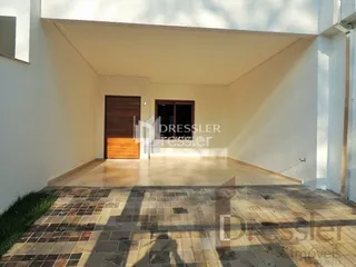 Interior de um ambiente com piso de madeira e porta de madeira.