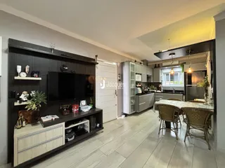 Interior de uma sala de estar com cozinha aberta em Lajeado, Brasil.