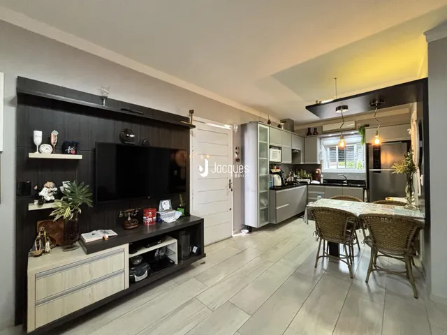 Interior de uma sala de estar com cozinha aberta em Lajeado, Brasil.