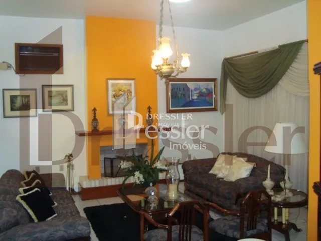 Foto de uma sala de estar com paredes laranjas.