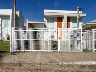 Fachada de uma casa residencial em Lajeado, Brasil com cerca branca.