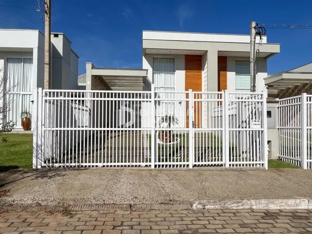 Fachada de uma casa residencial em Lajeado, Brasil com cerca branca.