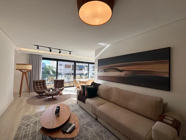 Sala de estar moderna com sofá e decoração de madeira.