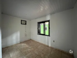 Foto de um cômodo interno com piso de cerâmica e janela.