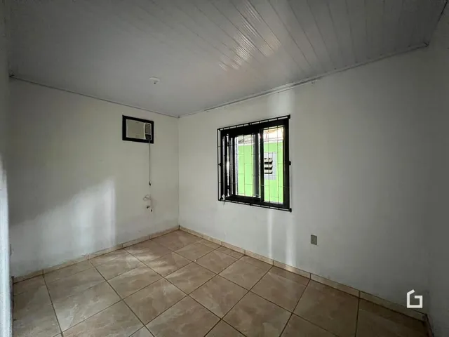 Foto de um cômodo interno com piso de cerâmica e janela.