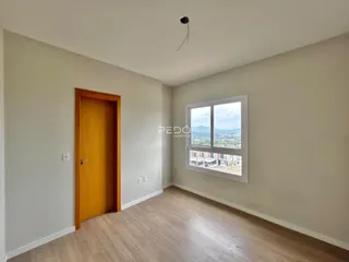 Ambiente interno com piso de madeira e janela de vista.