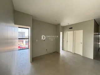 Hall de entrada com portas brancas e parede cinza.