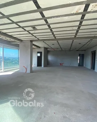 Interior de um espaço aberto com teto de concreto aparente.