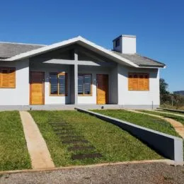 Fachada de uma casa em Lajeado, Brasil com jardim em primeiro plano.