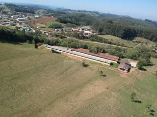 Vista aérea de uma propriedade rural com grandes áreas de campo e edificações em Lajeado, Brasil.