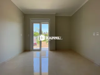 Vista de uma porta de vidro que dá acesso a uma área externa.