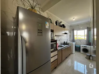 Foto de uma cozinha com armários de madeira e eletrodomésticos de aço inoxidável.