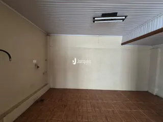 Interior de um cômodo com piso de cerâmica e teto de painéis