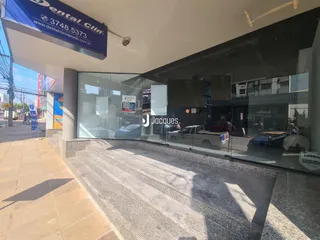 Fachada de um imóvel em Lajeado, Brasil, com entrada de vidro.