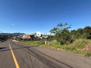 Vista da estrada em Lajeado, Brasil, com vegetação ao lado.