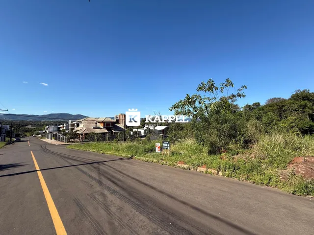 Vista da estrada em Lajeado, Brasil, com vegetação ao lado.